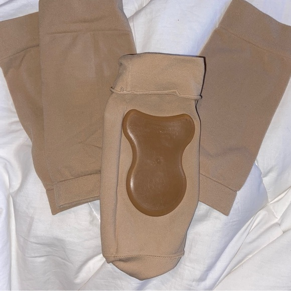 🎯 2 pair nude ankle compression sleeves with gel support. Like new. - Picture 2 of 3